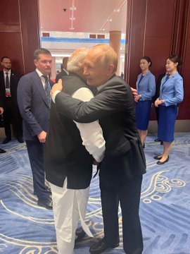 Modi-putin huging each other