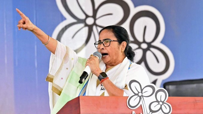 Mamata Banerjee EC SIR के खिलाफ भाषण देती हुई