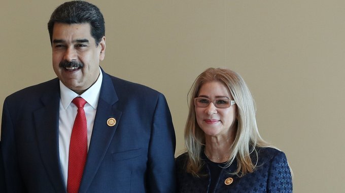 NICOLAS MADURO अपनी पत्नी CILIA FLORES के साथ जनसभा में
