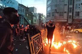 तेहरान की सड़कों पर तनावपूर्ण हालात