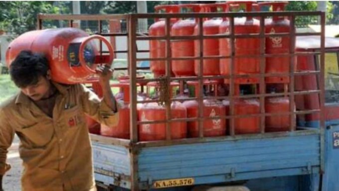 LPG queue at gas agency
